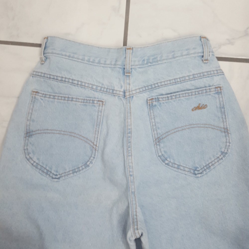 Like new vintage high waisted light blue jeans